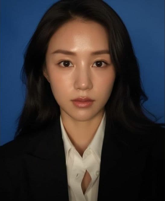 Chân Dung Studio 1:1 – Phong Cách Chuyên Nghiệp Nền Xanh